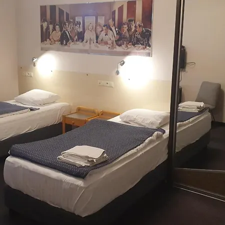 Проживання в сім'ї Pentagos *