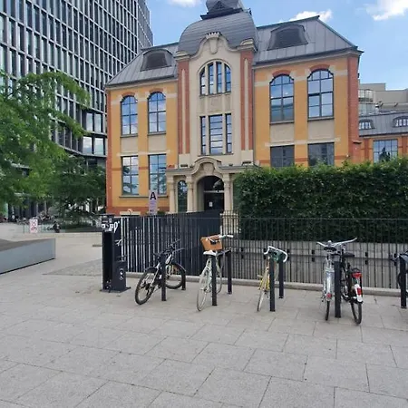 Проживання в сім'ї Pentagos *