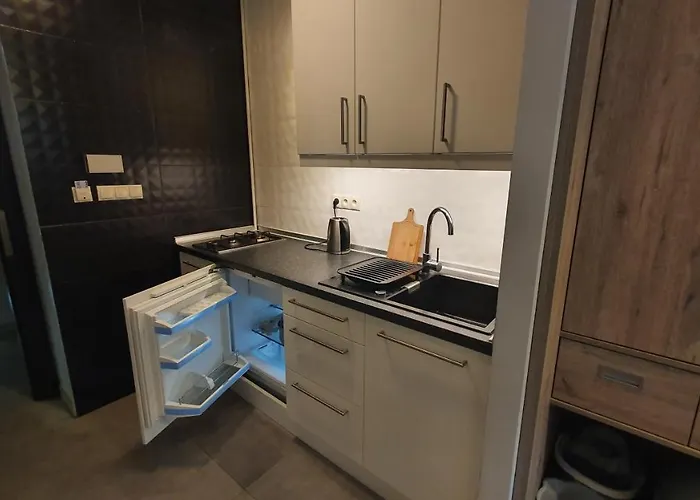 Проживання в сім'ї Pentagos *