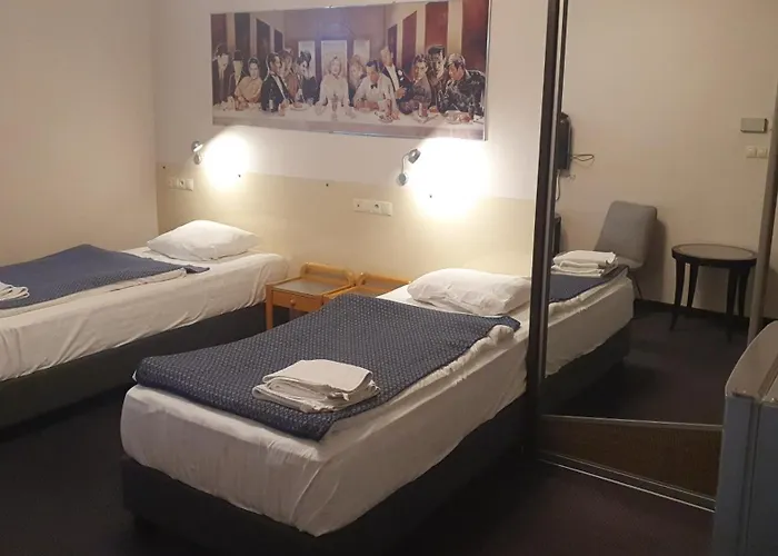 Проживання в сім'ї Pentagos *